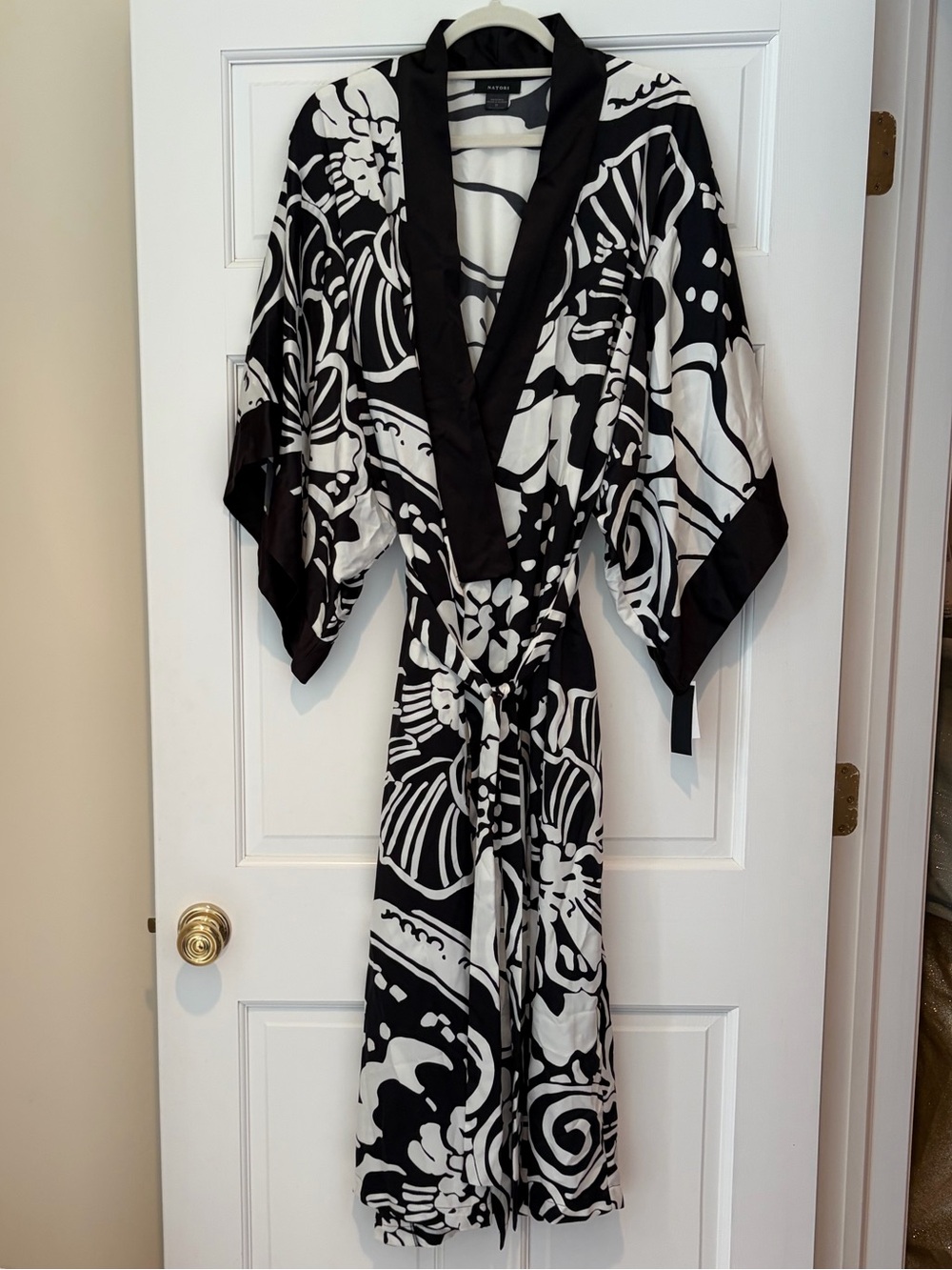 NWT Natori Tuvala Robe With Border Black and White Floral Wrap